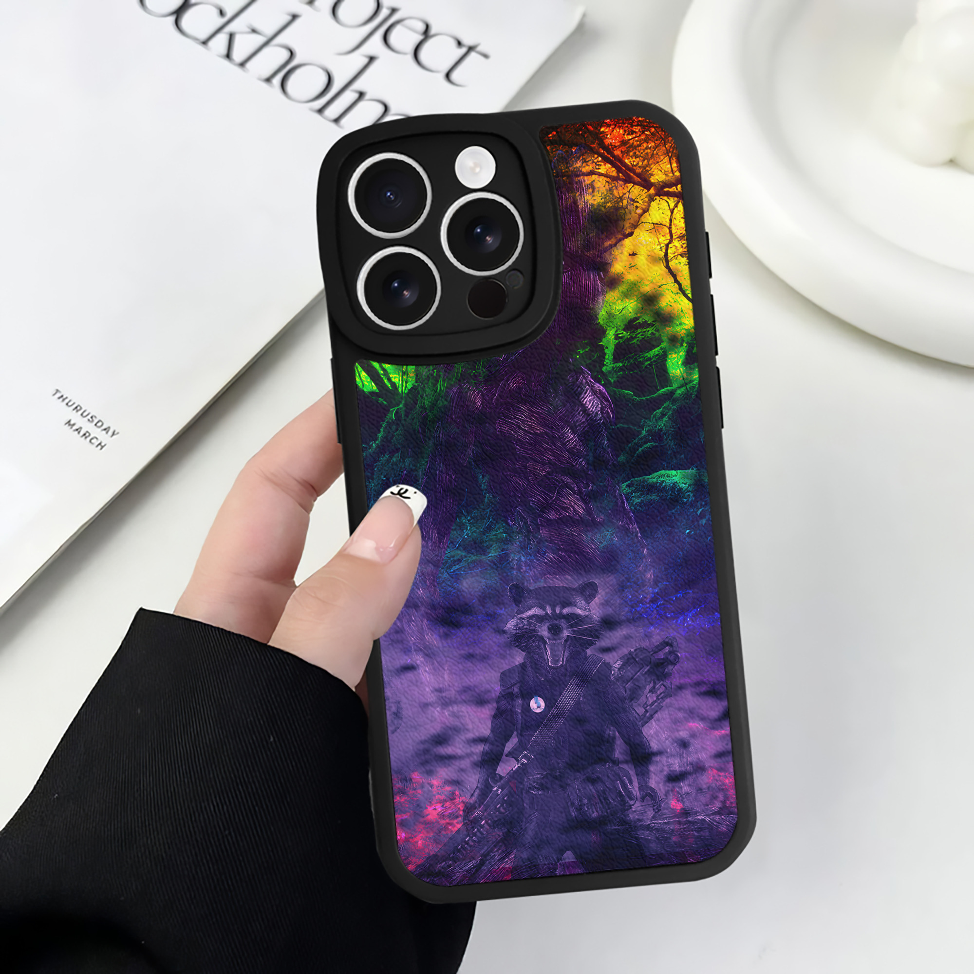 （画像用） アベンジャーズ The Avengers 【iPhone 16シリーズ対応】シリコンスマホケース（レザー調） 材質：シリコン